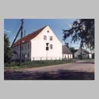 111-1256 Das Kinderheim in Wehlau 2004. Die Giebelseite und die Nebengebaeude.JPG